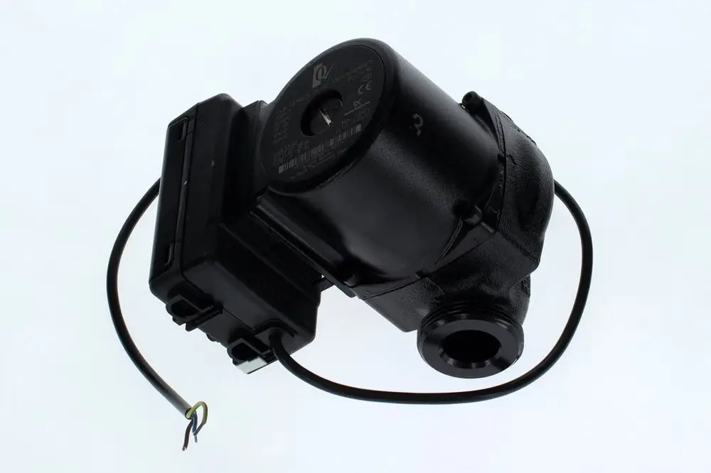 Schwarze Bosch-Pumpe mit elektrischer Anschlussbox und Kabel. Die Pumpe hat einen zylindrischen Körper und einen Auslassanschluss.